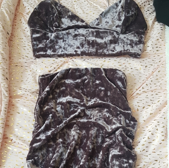 Velvet 2 piece set + comes with suprise free item - Picture 1 of 4